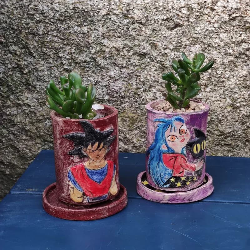 Macetas Goku y Bulma — par de macetas cerámicas con personajes Dragon Ball