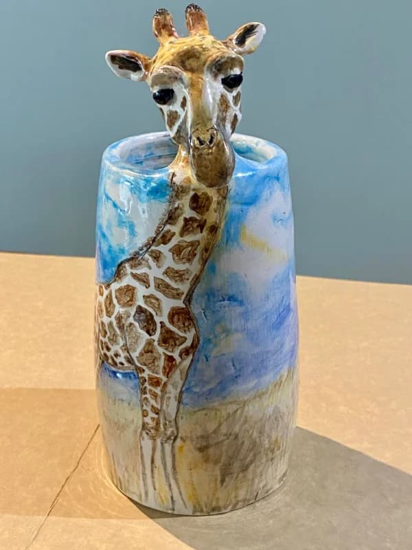 Jirafa (Serie Safari) — taza cerámica con largo cuello de jirafa en relieve