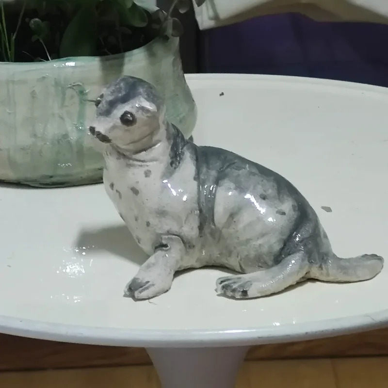 Cría de foca — escultura cerámica naturalista modelada a mano