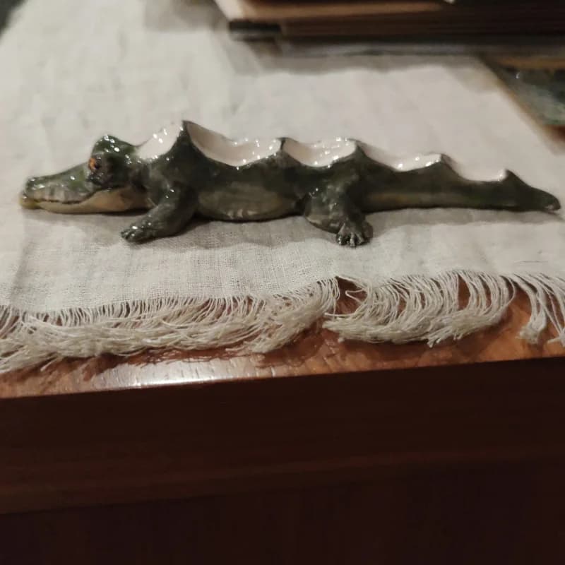 Caimán bandeja — escultura cerámica con cuencos integrados en el lomo