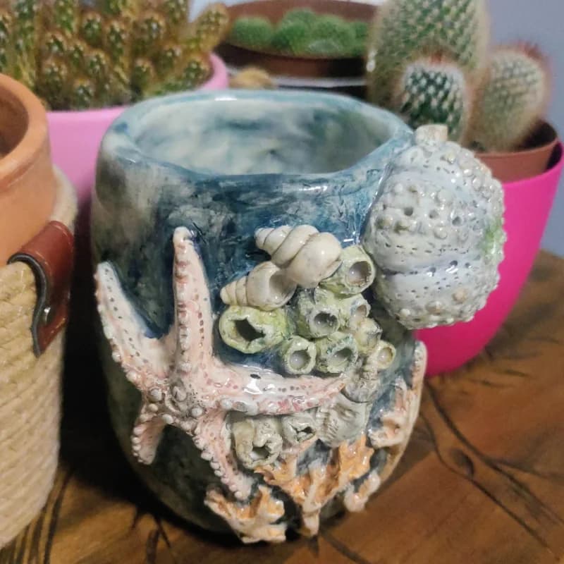 Fondo marino — taza cerámica con relieve de arrecife marino